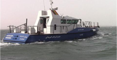 خفر السواحل ينقذ 37 مهاجرا بعد غرق قاربهم في المياه الإقليمية