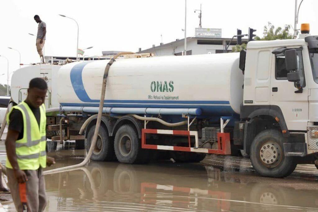 "ONAS": الفرق تعمل على شفط مياه الأمطار من أحياء نواكشوط