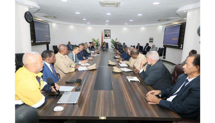 الوزير الأول يدعو لحملة إعلامية للتسجيل المبكر للتلاميذ