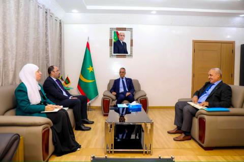 وزير الصيد يجري مباحثات مع السفير الجزائري