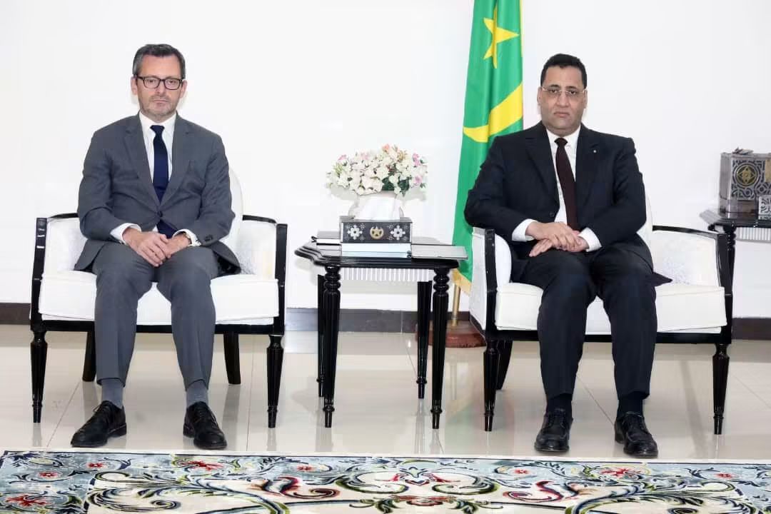 الوزير الأول يستقبل السفير الفرنسي