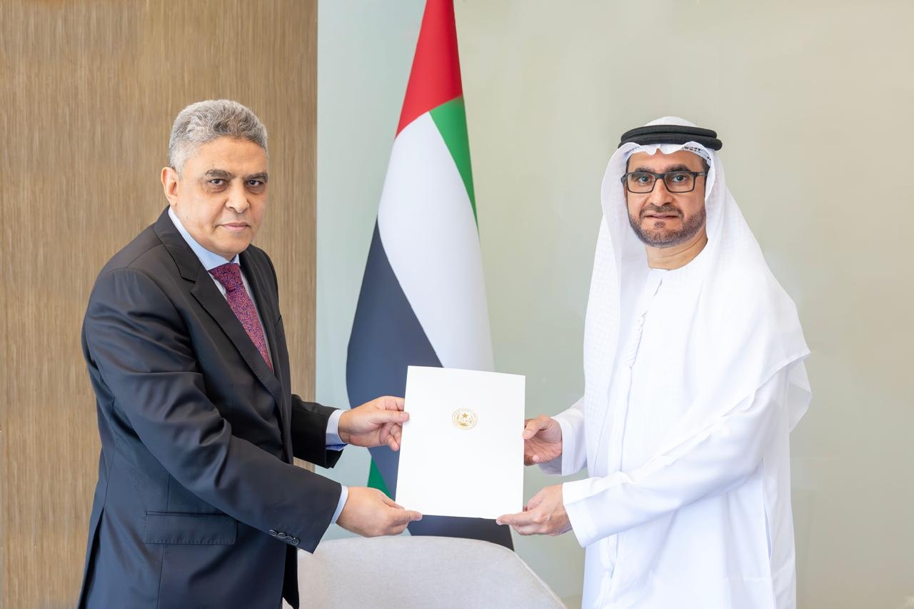 السفير عبد الله ولد كبد يسلّم نسخة من أوراق اعتماده لدى الإمارات